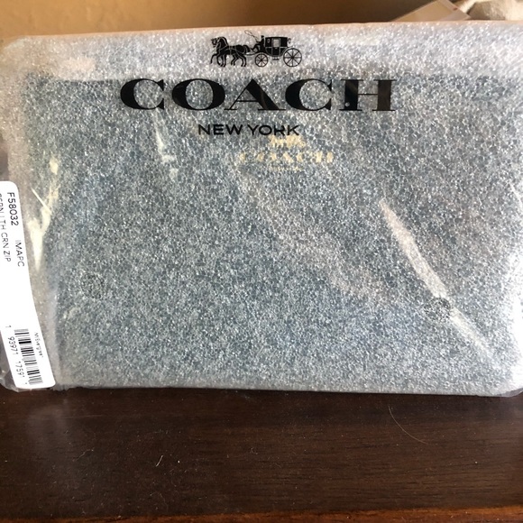 Coach wristlet. NWT. In original packaging. 🎁🌲🎁🌲 - Picture 3 of 3